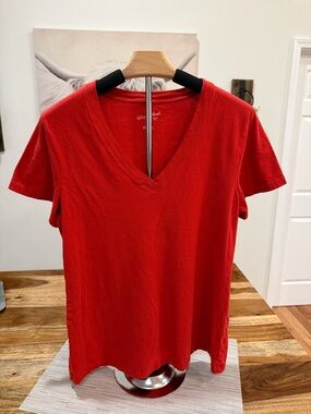 Universal Thread V-Neck T-Shirt: Red, Women’s Medium